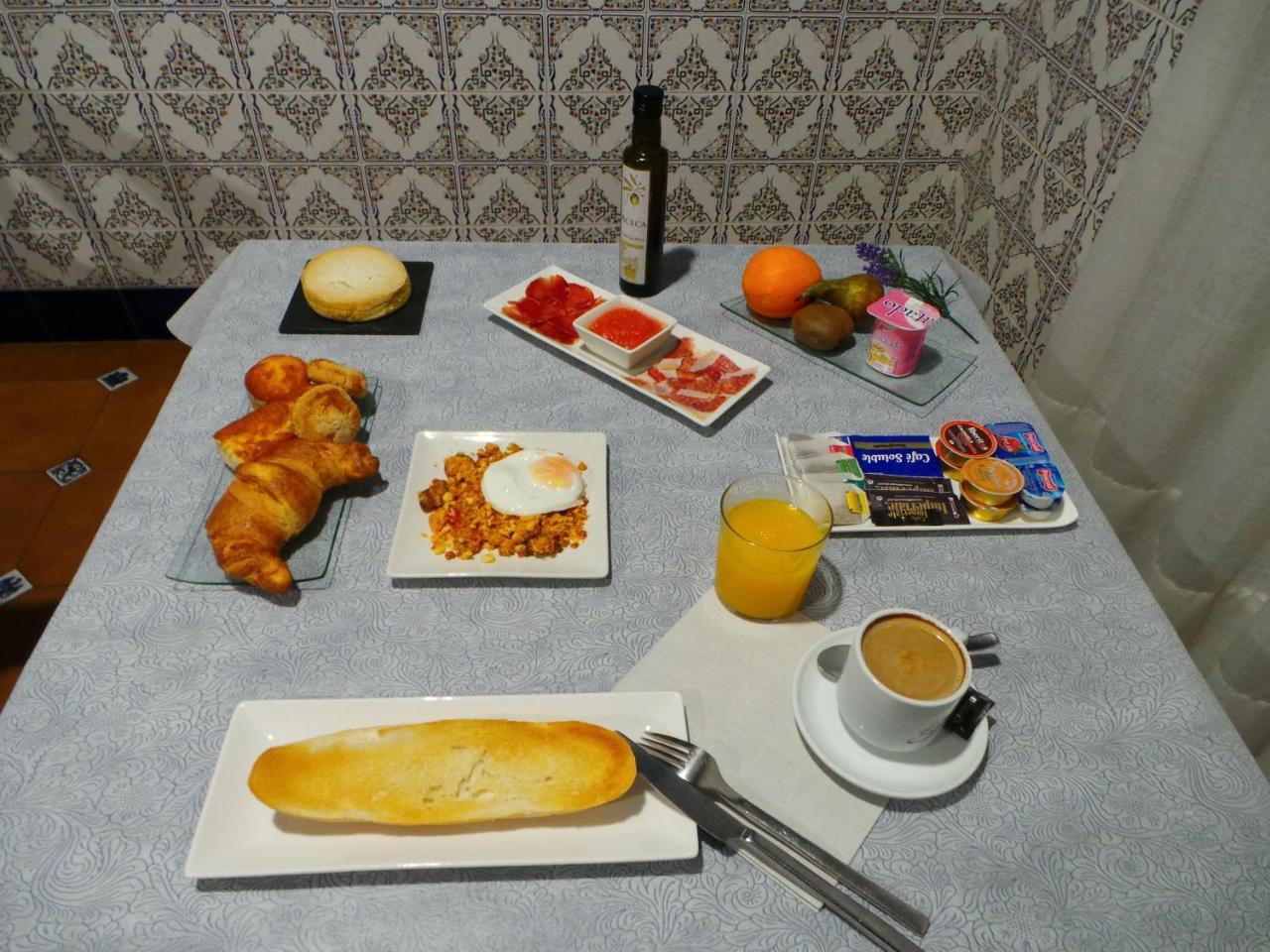 Torrejón el Rubio Hotel Carvajal מראה חיצוני תמונה